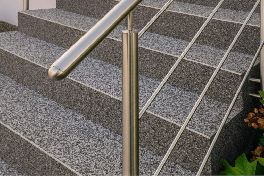 Perfektes Edelstahlgeländer vor Außentreppe mit Epoxidharzbeschichtung